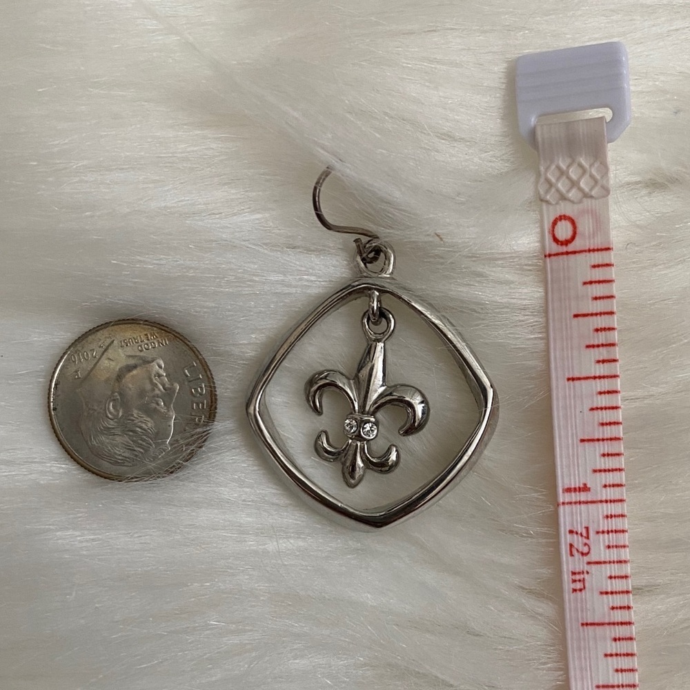 Beautiful Silver Fleur de lis dangle earrings with Crystal Accents - Picture 3 of 5